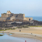 Beach - Bretagne (région administrative) - Brittany (administrative region) - Country - English Channel - France - Geography - Géographie - Géologie - Géomorphologie - Il-ha-Gwilen - Ille-et-Vilaine - Landform - Littoral - Manche (mer) - Mer - Modelé - Océan Atlantique - Pays - Plage - Rannvro Breizh - Saint-Malo - Sant-Maloù - Science - Étendue d'eau - Saint-Malo Bretagne (région administrative) France