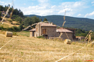 Aire protégée - Architecture - Art - Building - Bâtiment (construction) - Bâtiment agricole - Conservation - Conservation de la nature - Construction - Genre photographique - Geography - Géographie - Landscape photography - Massif central - Montagne - Mountain - Natural heritage - Natural landscape - Parc naturel régional de France - Parc naturel régional du Pilat - Patrimoine - Patrimoine naturel - Patrimony - Paysage naturel - Photographie - Photographie de paysage - Photography - Pilat - Pilat Regional Natural Park - Protected area - Regional nature parks of France - Au Combeau Pélussin Auvergne-Rhône-Alpes France