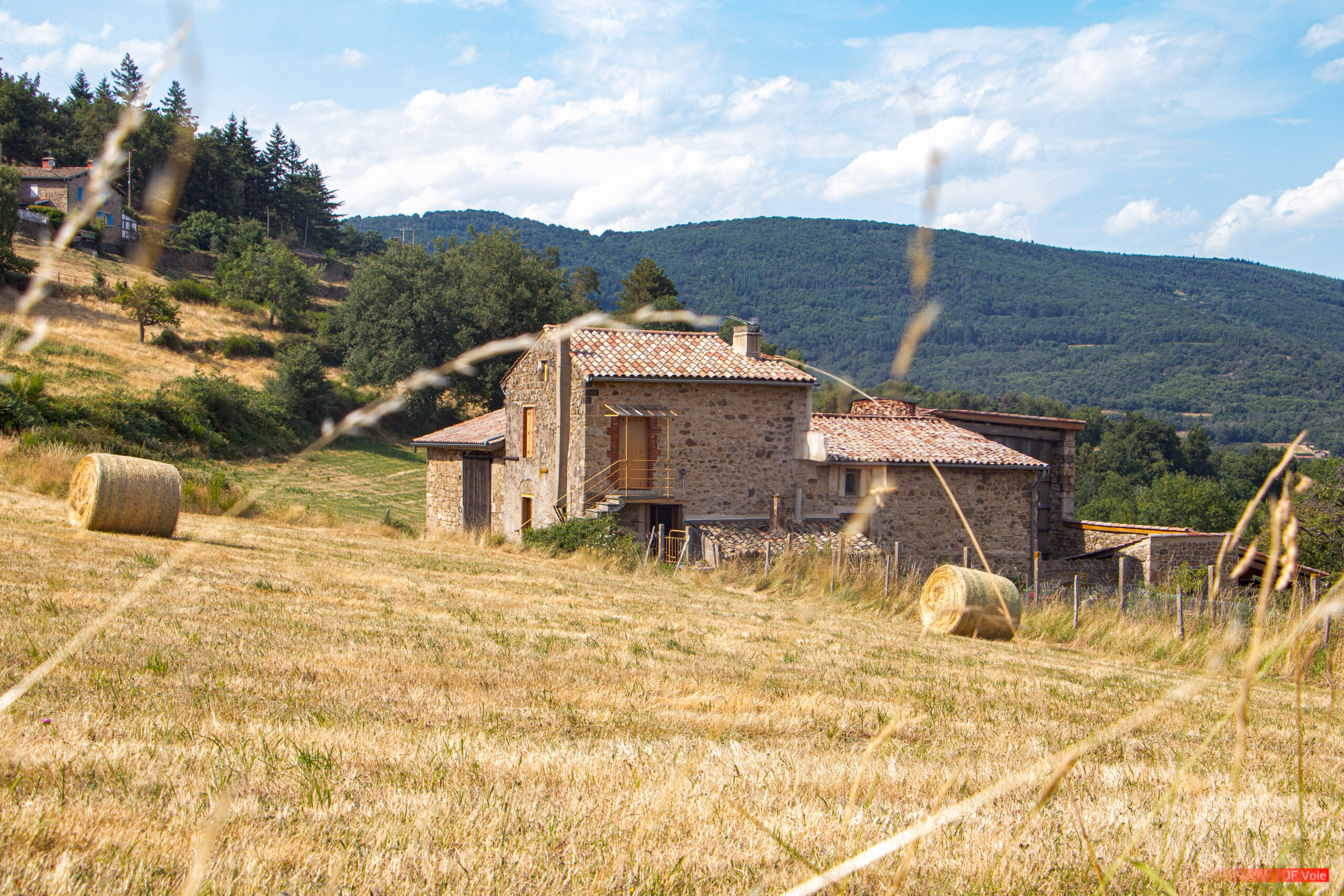 Aire protégée - Architecture - Art - Building - Bâtiment (construction) - Bâtiment agricole - Conservation - Conservation de la nature - Construction - Genre photographique - Geography - Géographie - Landscape photography - Massif central - Montagne - Mountain - Natural heritage - Natural landscape - Parc naturel régional de France - Parc naturel régional du Pilat - Patrimoine - Patrimoine naturel - Patrimony - Paysage naturel - Photographie - Photographie de paysage - Photography - Pilat - Pilat Regional Natural Park - Protected area - Regional nature parks of France - Au Combeau Pélussin Auvergne-Rhône-Alpes France