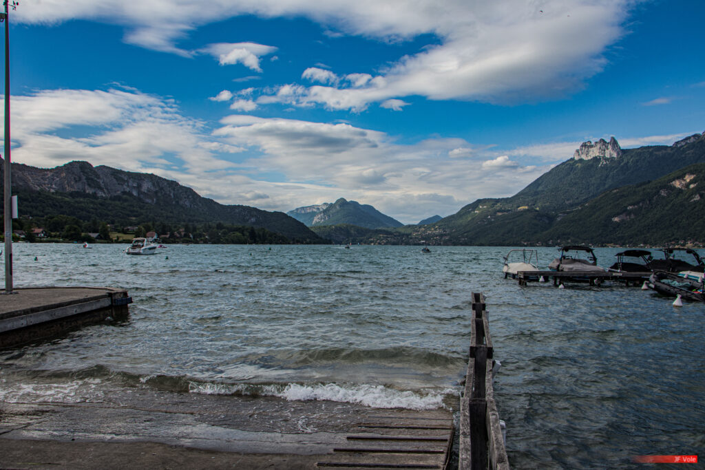 Aire protégée - Architecture - Architecture et urbanisme - Body of water - Conservation - Conservation de la nature - Construction - Designing - Geography - Géographie - Infrastructure de transport - Lac - Lac d'Annecy - Lake - Natural heritage - Ouvrage d'art - Parc naturel régional de France - Parc naturel régional du Massif des Bauges - Patrimoine - Patrimoine naturel - Patrimony - Port - Protected area - Regional nature parks of France - Urbanism - Urbanisme - Étendue d'eau - Port de Doussard Doussard Auvergne-Rhône-Alpes France